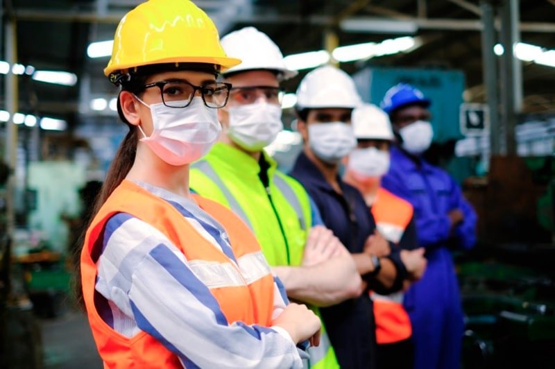 Hombres con equipo de seguridad Hombres con equipo de seguridad