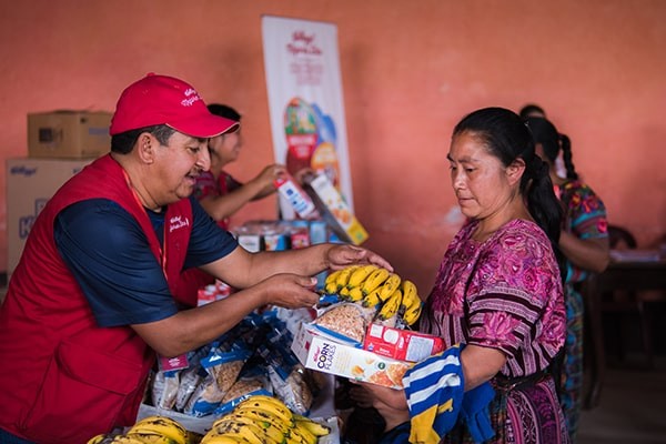 Voluntario entregando comida