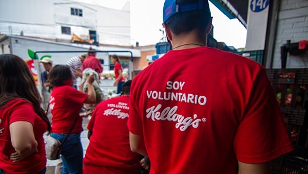 Voluntarios entregando donaciones Voluntarios entregando donaciones