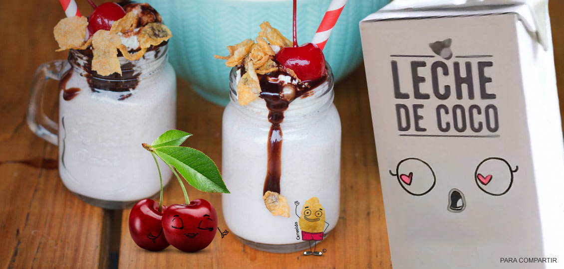 Dos mason jar al fondo, en primer plano dos cerezas, Ceraldo® y Leche de Coco